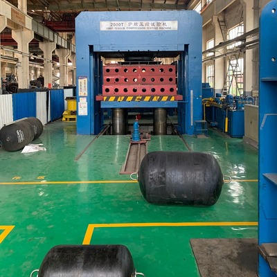 Zwart Rubber Pneumatisch Rubberstootkussen met grote trekspanning Yokohama 4.5*12.0m voor Grote Schepen