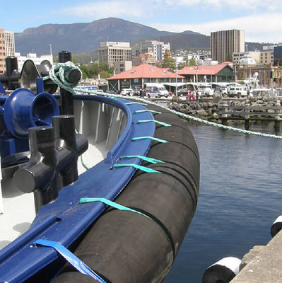 Schokabsorptie schip sleepboot bumpers fender voor verschillende mariene omgevingen